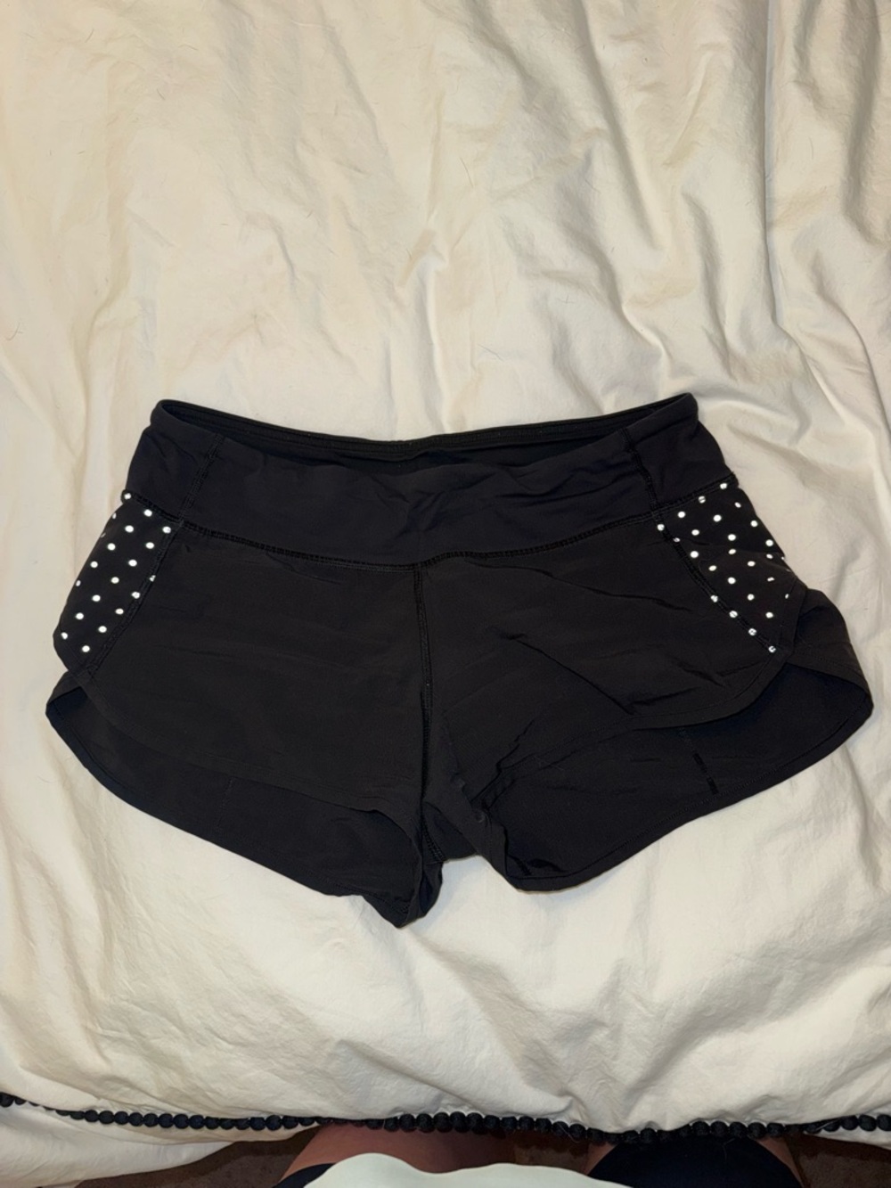 Black Lululemon Speed Shorts size 6, 2.5 inch